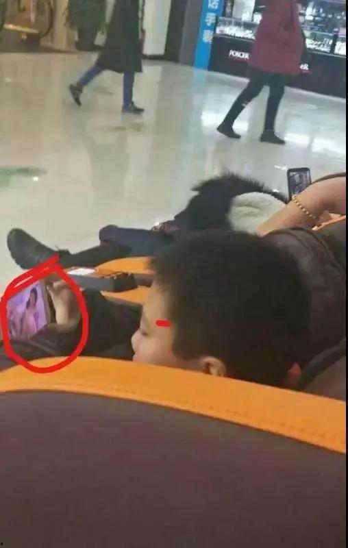 成人黄板视频,内容解析与警示  第1张