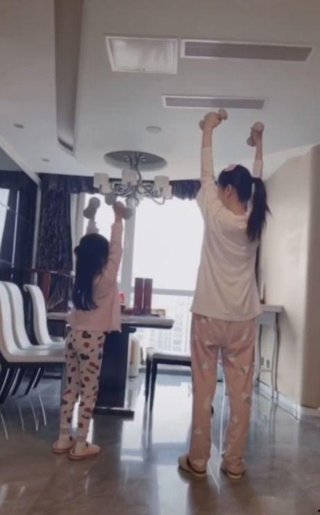 成人女儿劈叉怎么办视频,成人女性轻松解锁劈叉之道  第1张